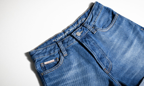 Sociedad innovadora con Calvin Klein recicla camisetas para producir jeans